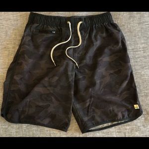 Vuori Banks Short Black Camo